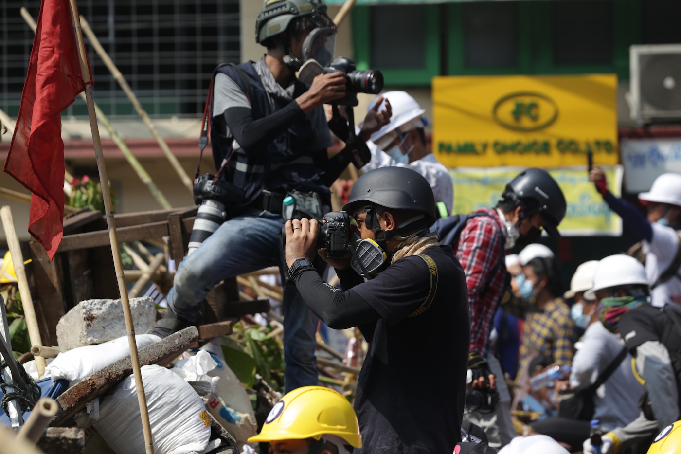 Gestire un sito di notizie da una bancarella di cibo: così i media in esilio del Myanmar lottano per sopravvivere